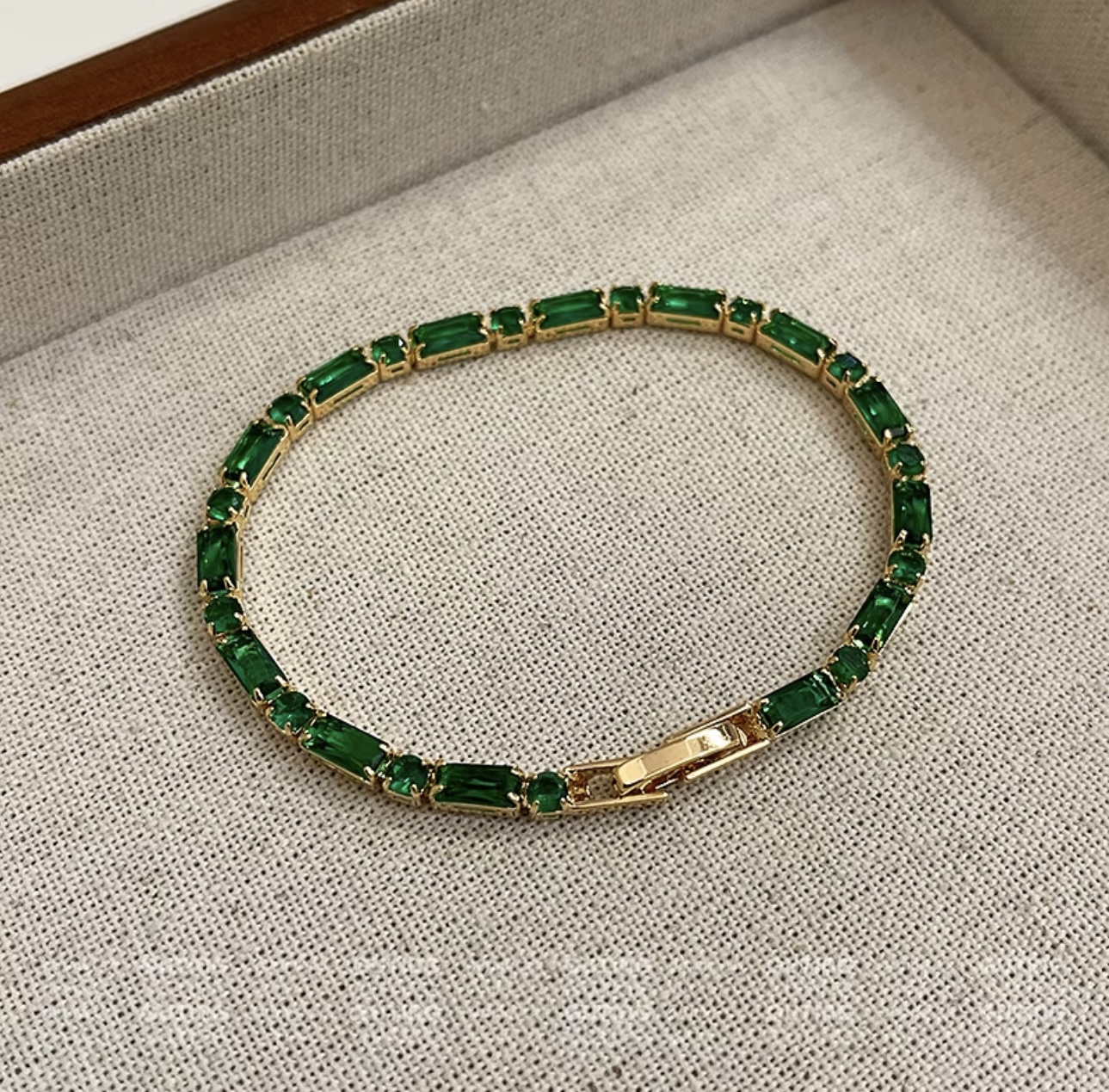 28/5000 Classic grandma green bracelet, women's light luxury necklace, women's exquisite and high-end earrings, jewelry, cool and elegant accessories