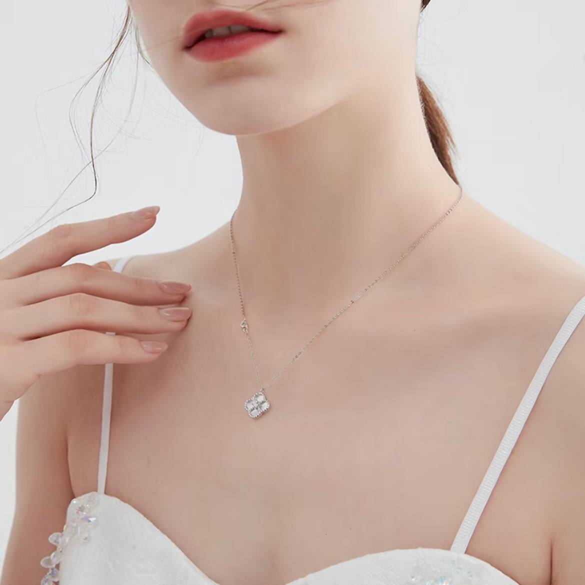 Four-leaf clover necklace - elegant and luxurious style collar chain. A birthday or anniversary gift for a lady's girlfriend.