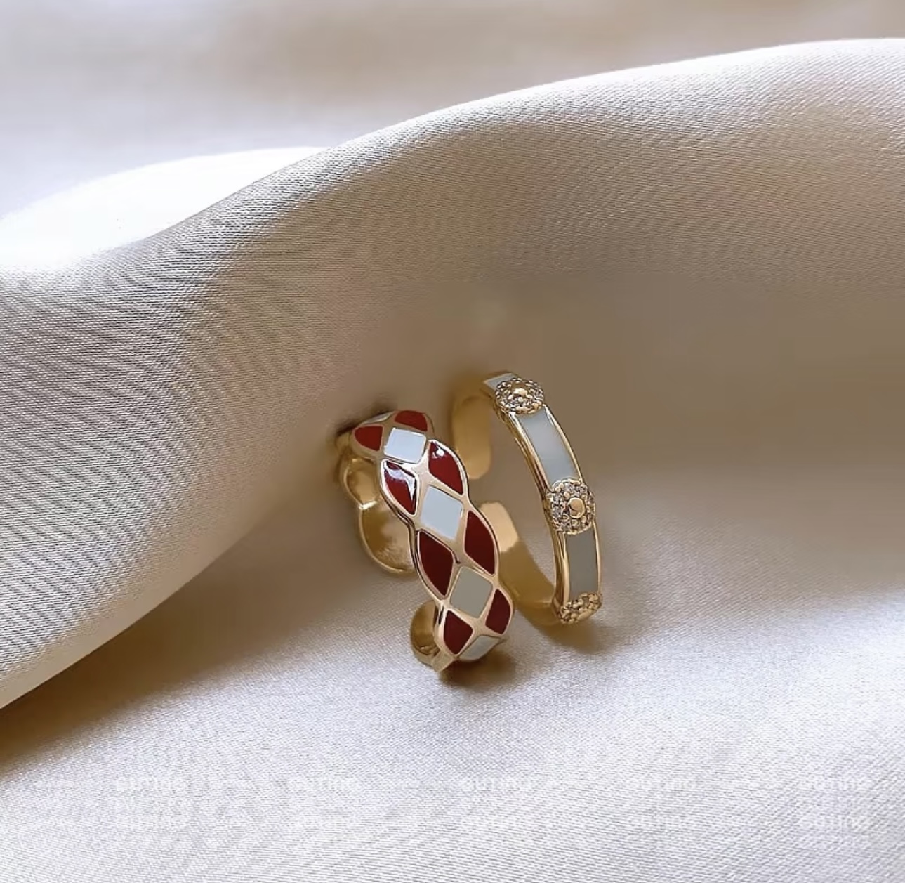 This 2-piece set of pure handcrafted oil-dripping diamond-patterned rings exudes a sense of sophistication and is a stylish French retro open-top ring