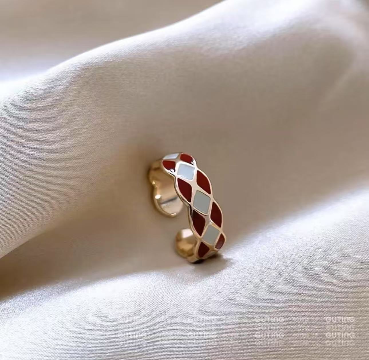 This 2-piece set of pure handcrafted oil-dripping diamond-patterned rings exudes a sense of sophistication and is a stylish French retro open-top ring