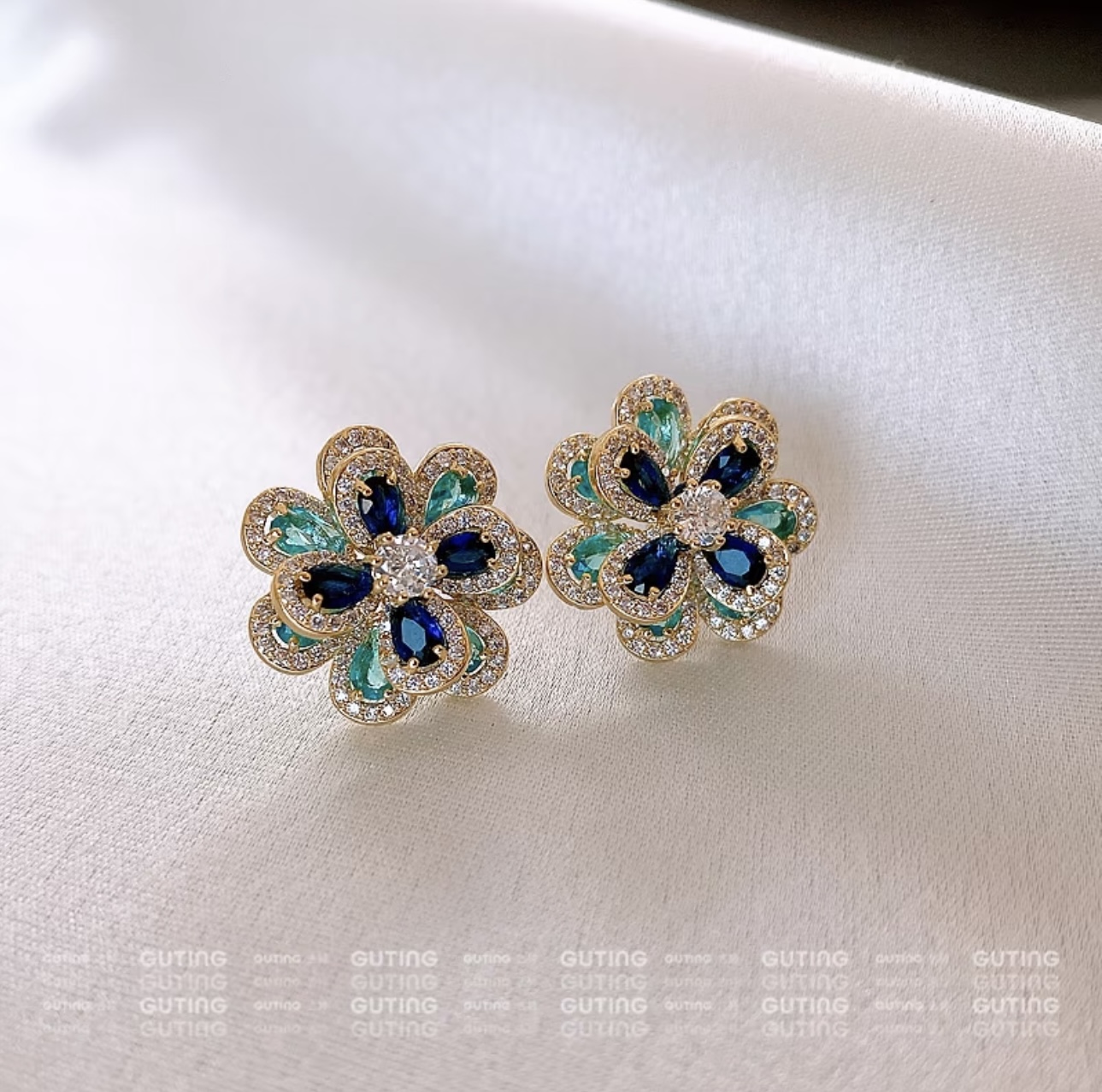(Heavy Industry High-end Luxury Series) Green handcrafted earrings, high-end sparkling flower stud earrings, elegant and stylish earrings