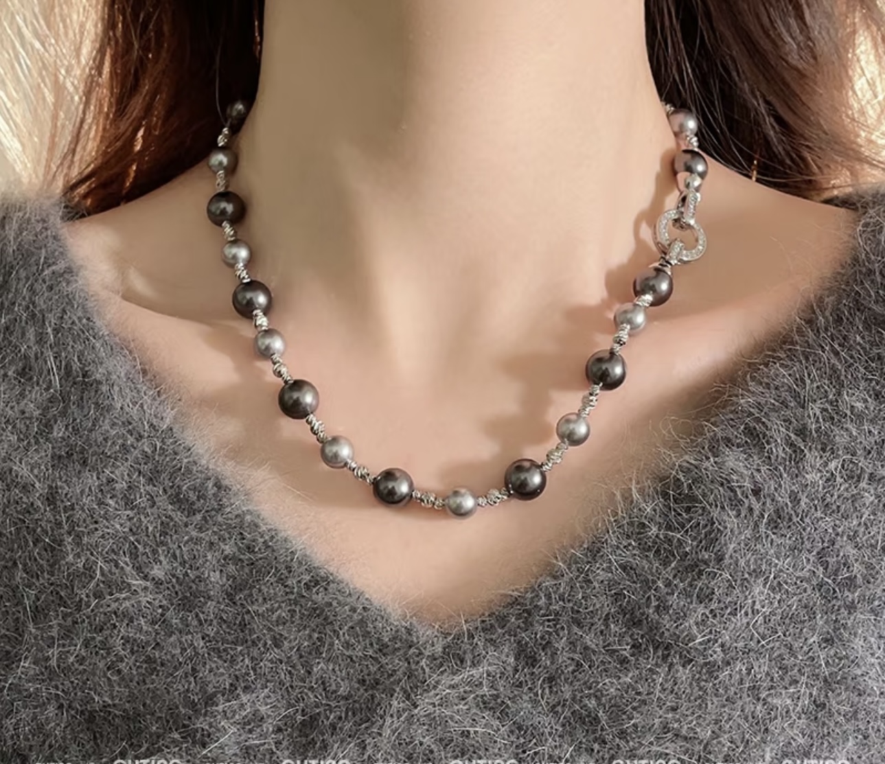 The heavy industry's genuine grey pearl bracelet is elegant, noble and high-end jewelry. It is a grey pearl necklace