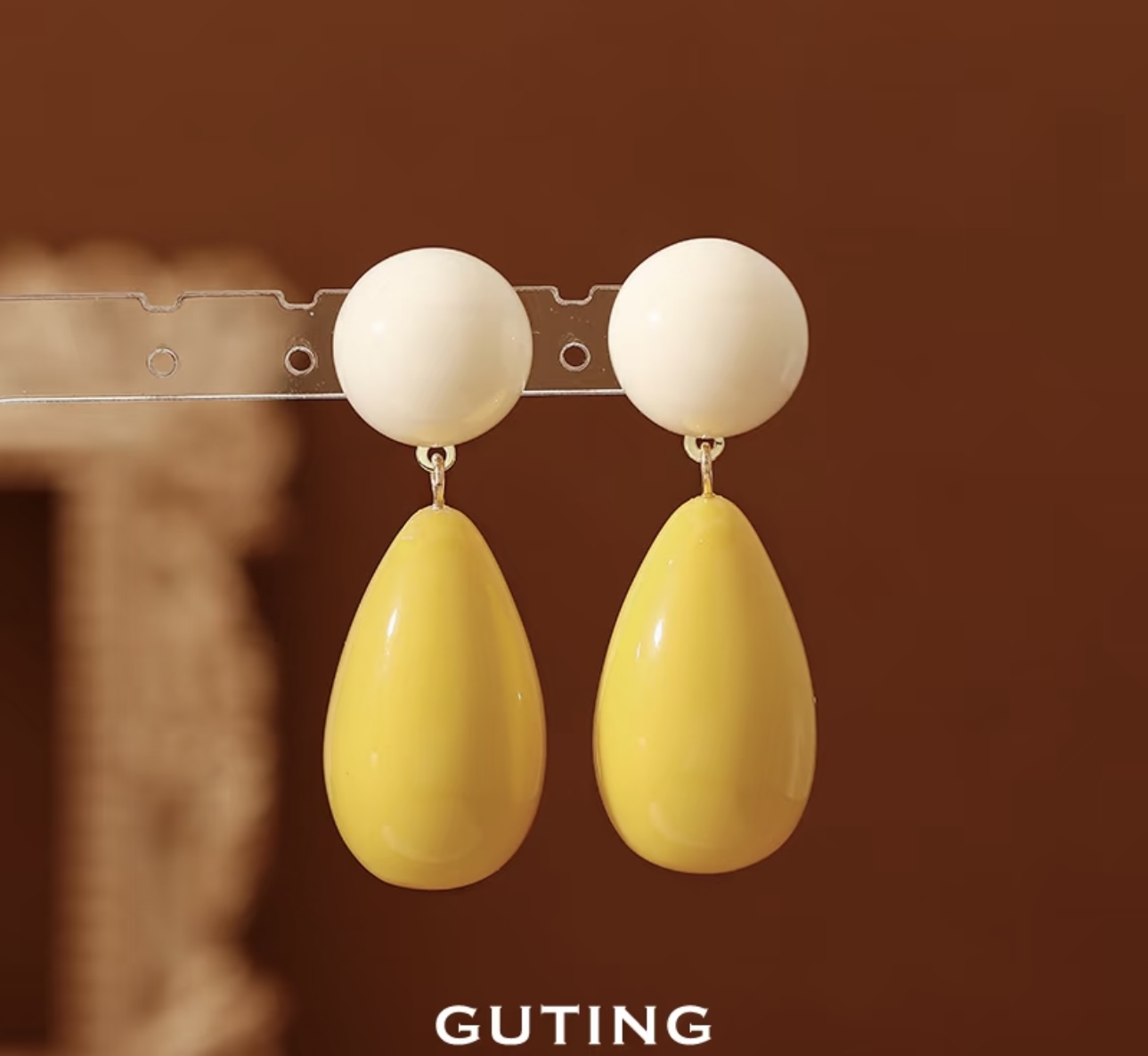 Irregular water drop skin-complement-colored white and yellow earrings with a high-end feel, round and square face stud earrings, fashionable and retro earrings