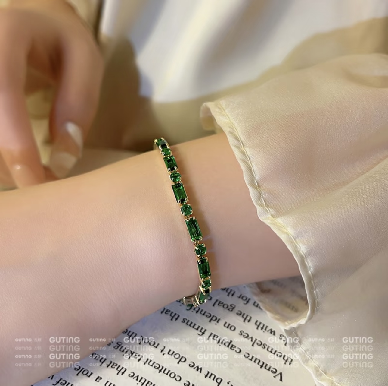 28/5000 Classic grandma green bracelet, women's light luxury necklace, women's exquisite and high-end earrings, jewelry, cool and elegant accessories