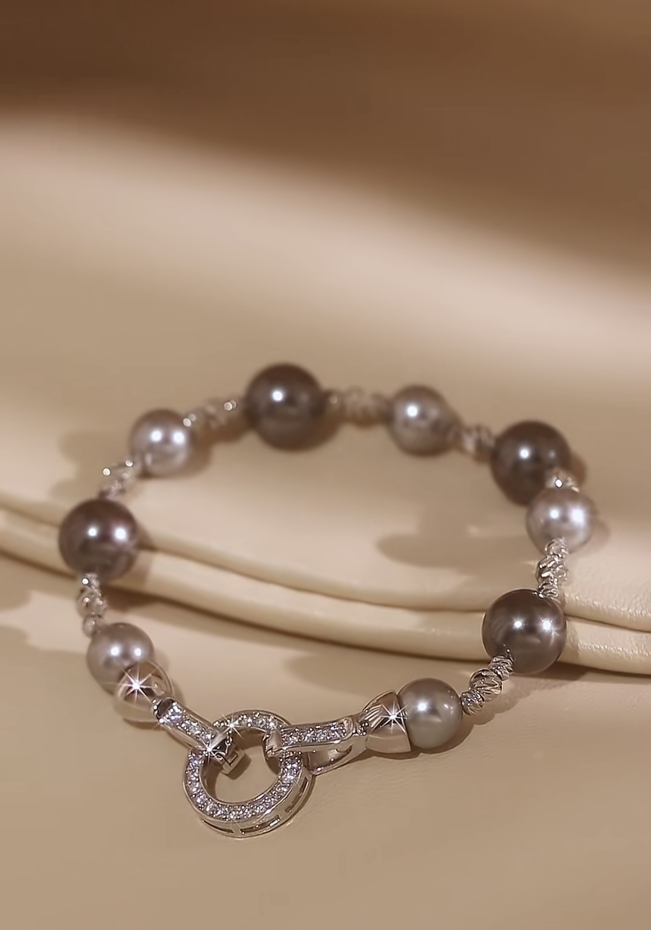 The heavy industry's genuine grey pearl bracelet is elegant, noble and high-end jewelry. It is a grey pearl necklace