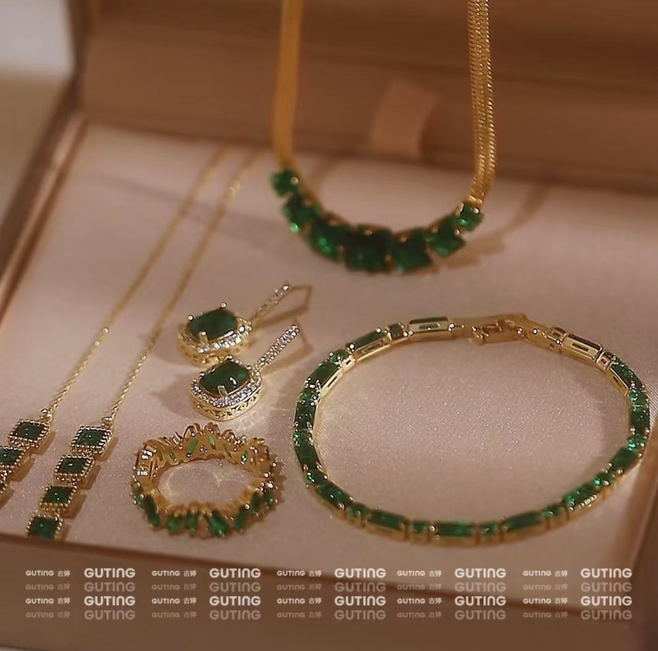 28/5000 Classic grandma green bracelet, women's light luxury necklace, women's exquisite and high-end earrings, jewelry, cool and elegant accessories