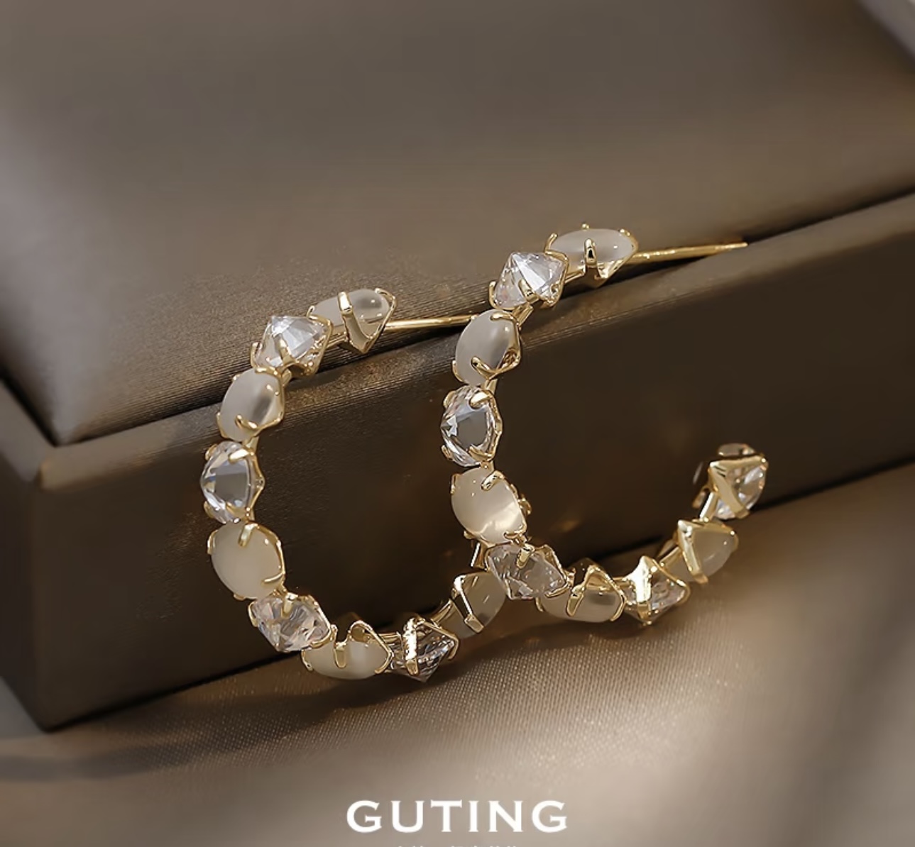 Transparent little cat earrings, shining and elegant, with a high-end commuting feel. Stylish, round face, fresh and delicate stud earrings