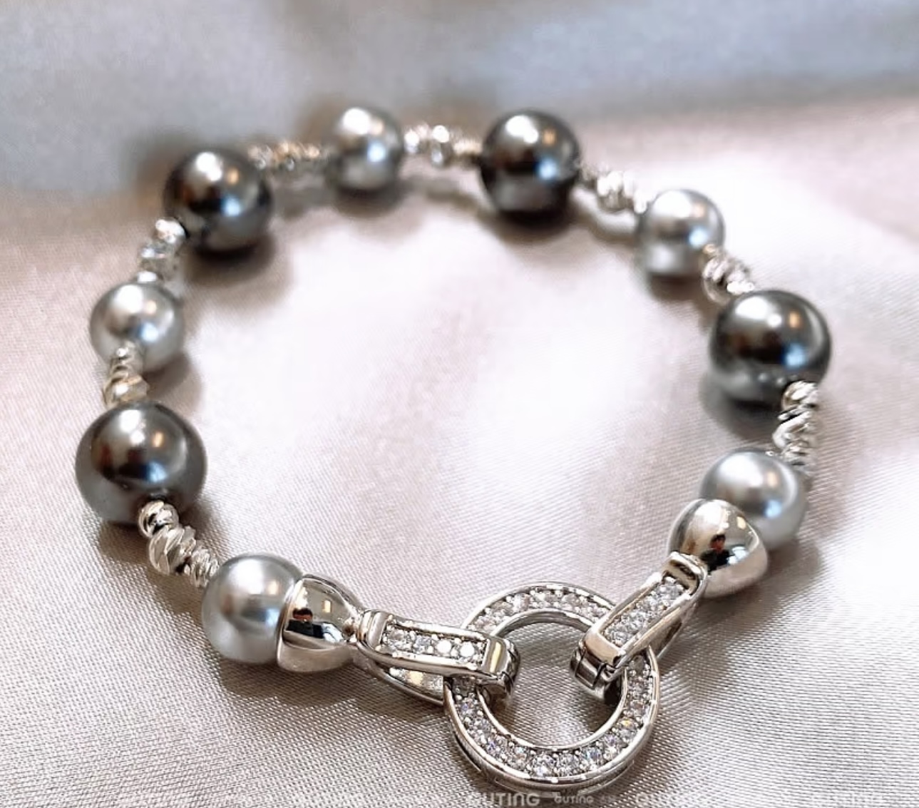 The heavy industry's genuine grey pearl bracelet is elegant, noble and high-end jewelry. It is a grey pearl necklace