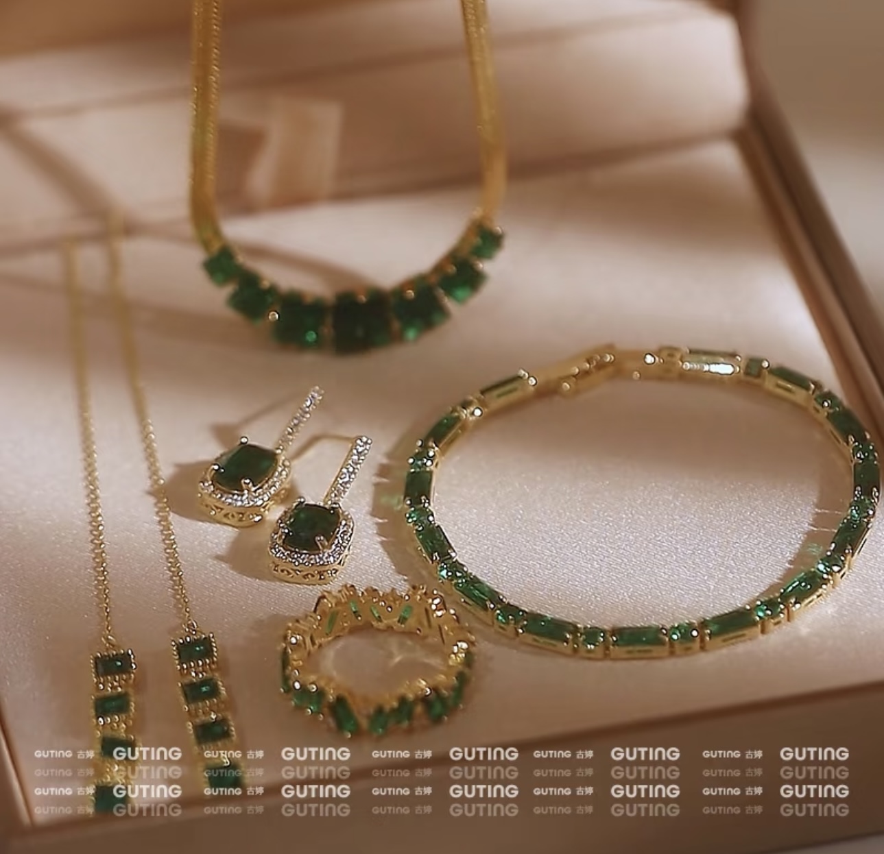 28/5000 Classic grandma green bracelet, women's light luxury necklace, women's exquisite and high-end earrings, jewelry, cool and elegant accessories