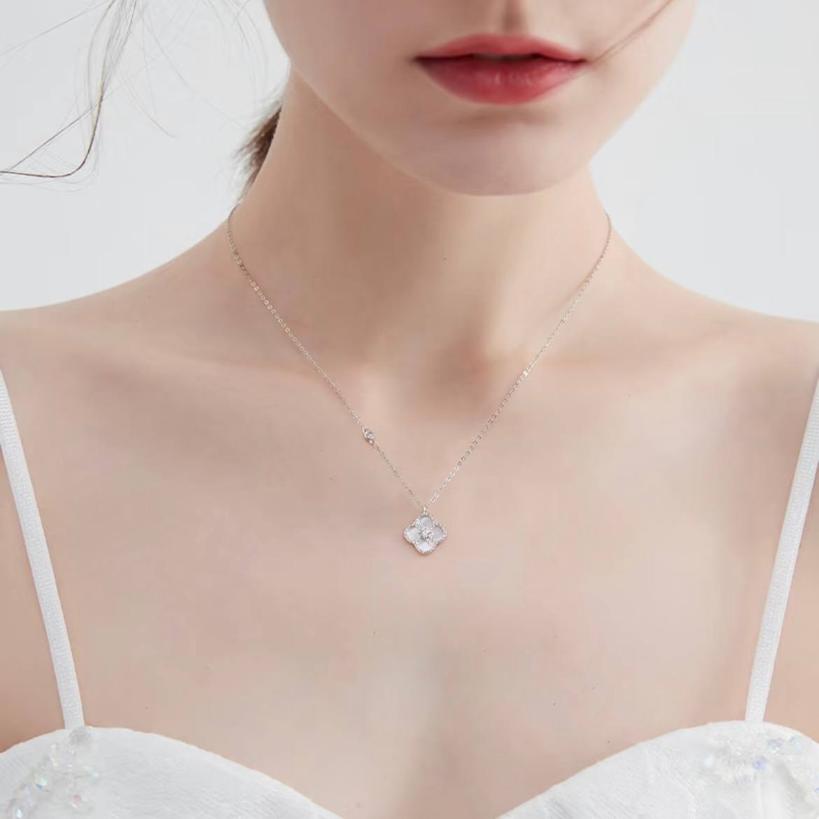 Four-leaf clover necklace - elegant and luxurious style collar chain. A birthday or anniversary gift for a lady's girlfriend.