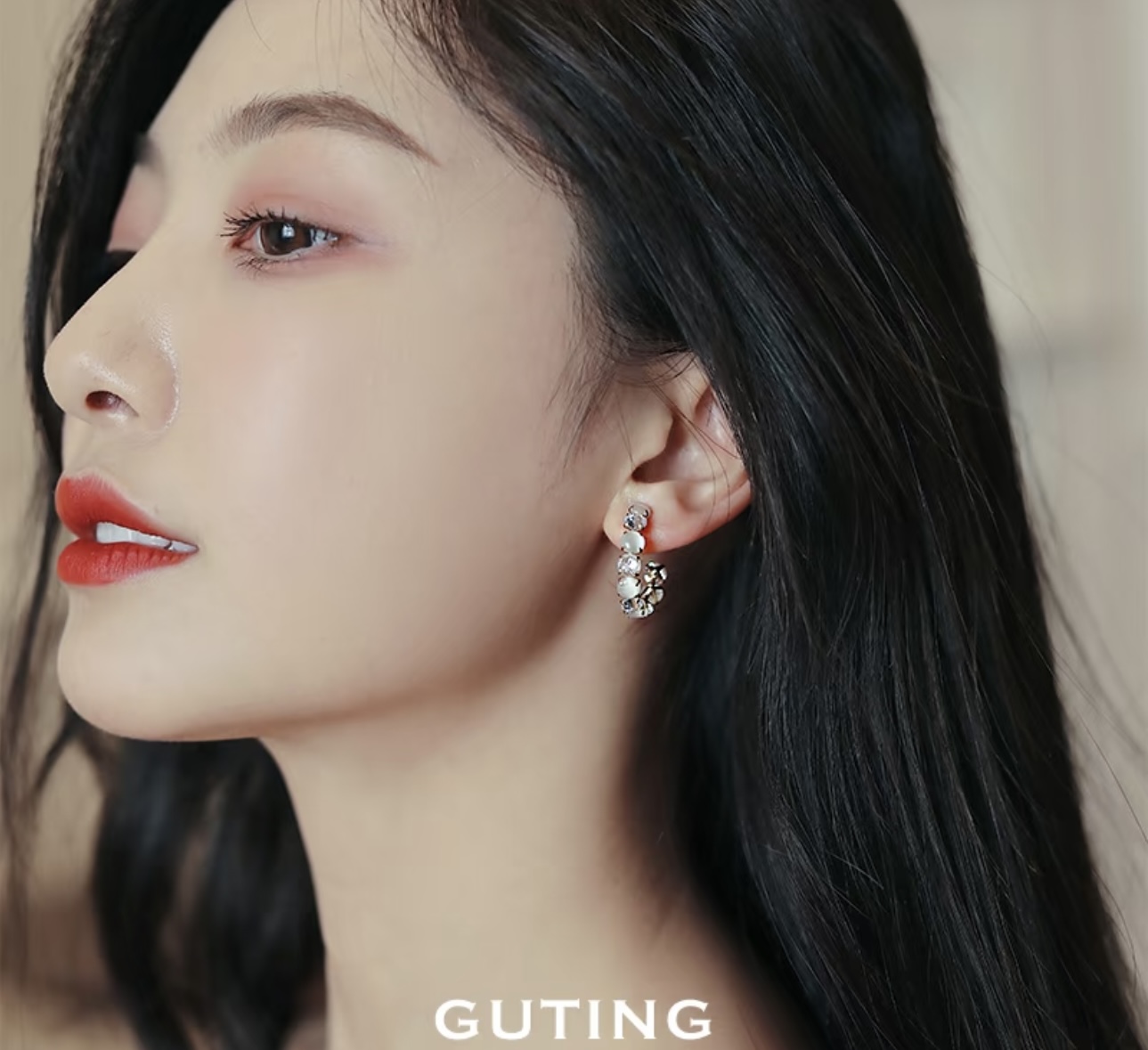 Transparent little cat earrings, shining and elegant, with a high-end commuting feel. Stylish, round face, fresh and delicate stud earrings