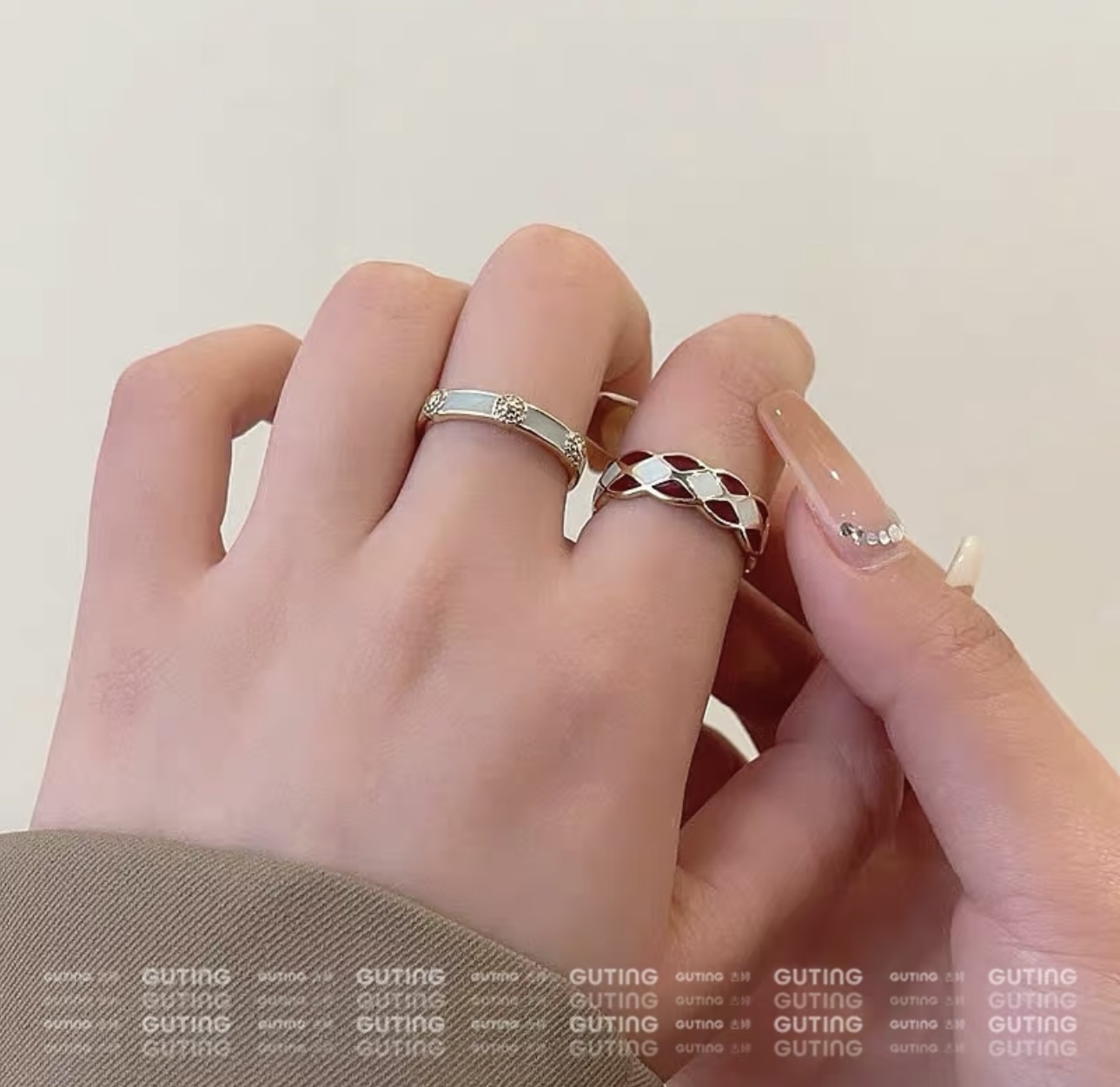 This 2-piece set of pure handcrafted oil-dripping diamond-patterned rings exudes a sense of sophistication and is a stylish French retro open-top ring