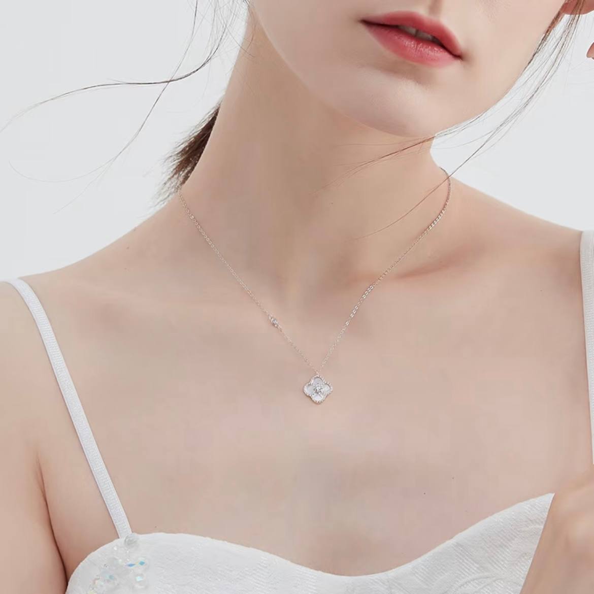 Four-leaf clover necklace - elegant and luxurious style collar chain. A birthday or anniversary gift for a lady's girlfriend.