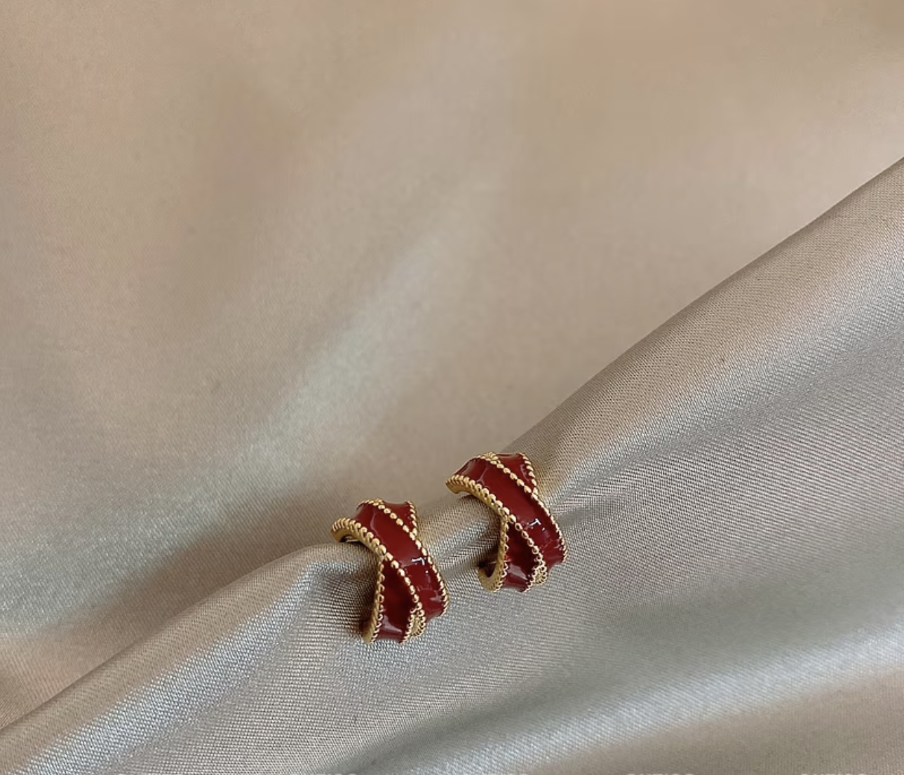 Genuine white wine and red camellia flower earrings, handcrafted red earrings, a niche and high-end style, fresh and delicate stud earrings