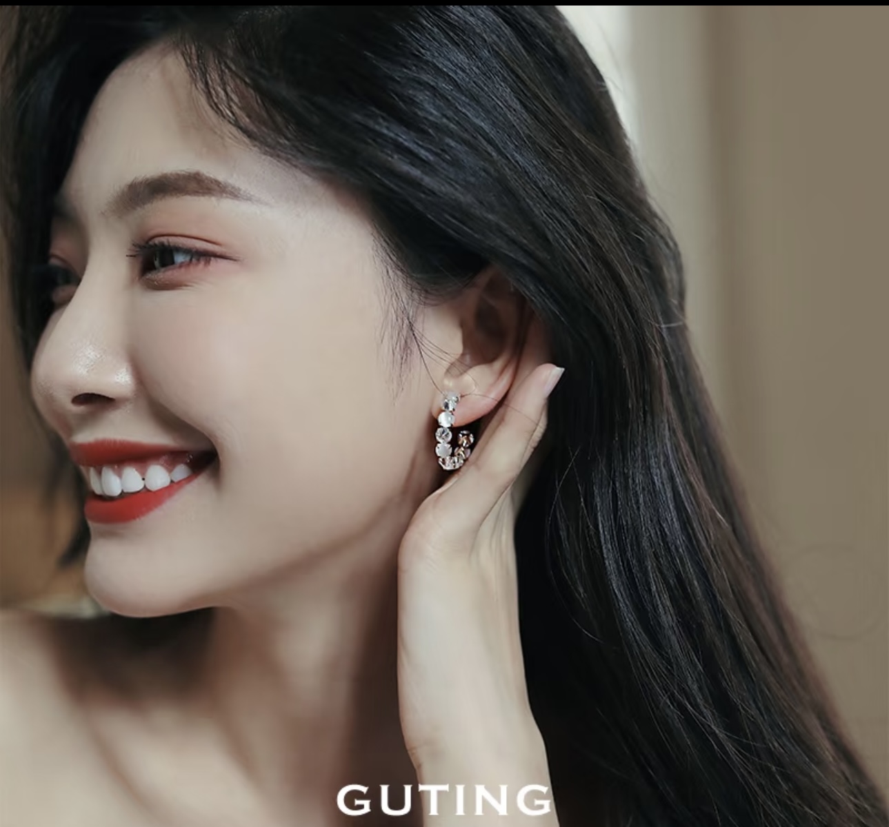 Transparent little cat earrings, shining and elegant, with a high-end commuting feel. Stylish, round face, fresh and delicate stud earrings