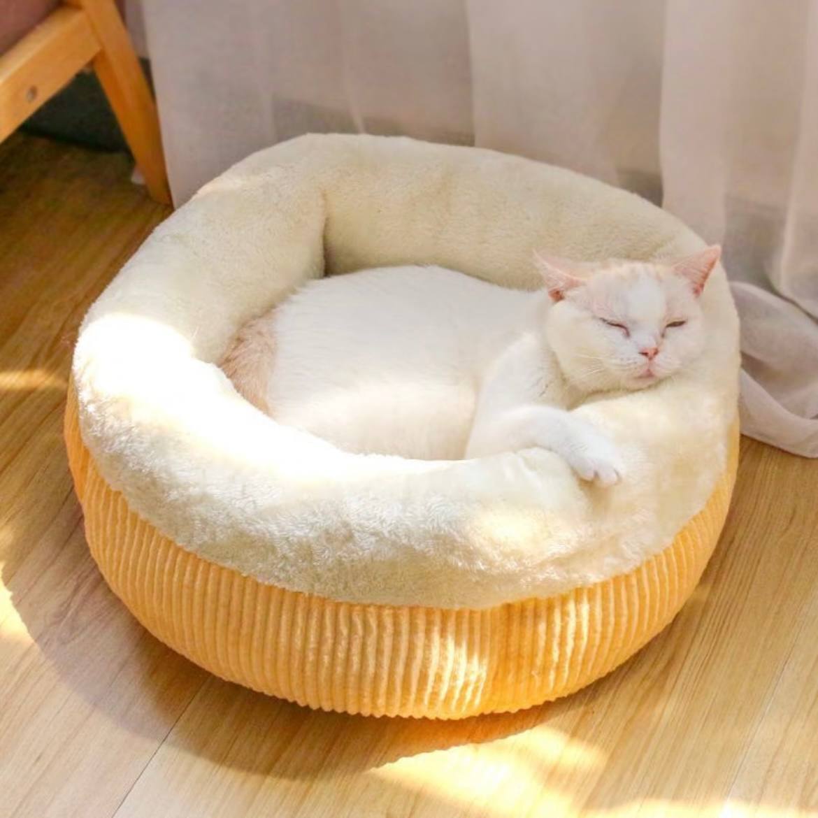 Cat bed and dog bed - Winter insulation for all seasons. Semi-enclosed small dog bed for pets. Cat pad and bed accessories.