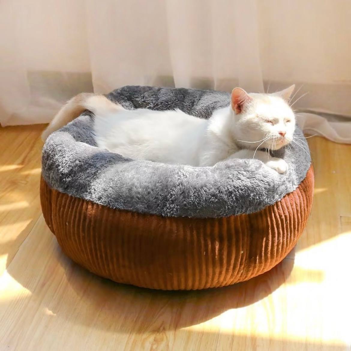 Cat bed and dog bed - Winter insulation for all seasons. Semi-enclosed small dog bed for pets. Cat pad and bed accessories.