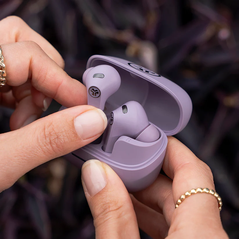 Schlanke Ohrhörer mit 6 Mikrofonen für Anrufe, Hybrid-ANC zur Geräuschunterdrückung, räumlichem Lab-Audio und über 56 Stunden Wiedergabezeit für Marathon-Hörsitzungen.