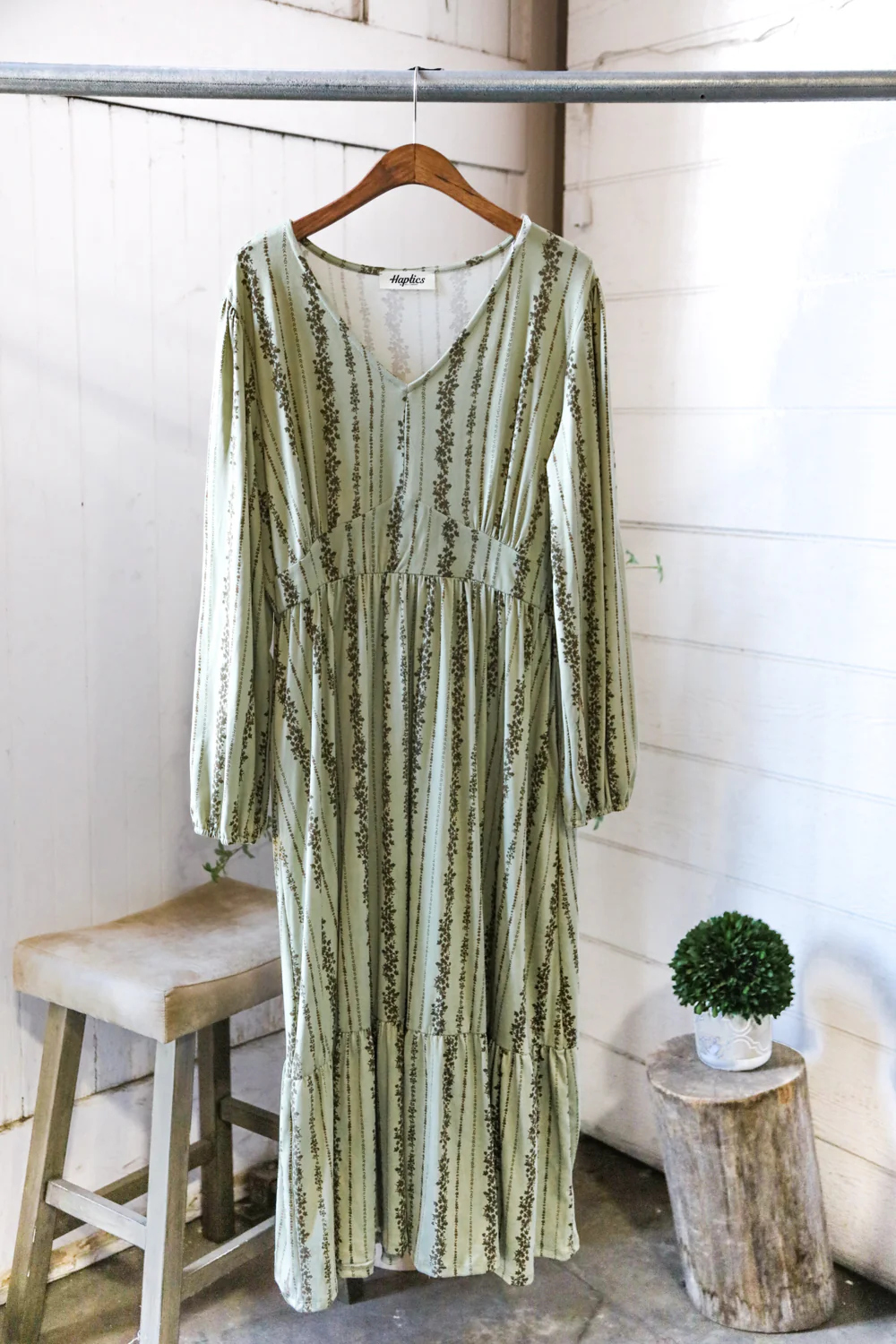 Plus Vintage Vertical Floral Maxi Dress with Side Pockets (4pc)