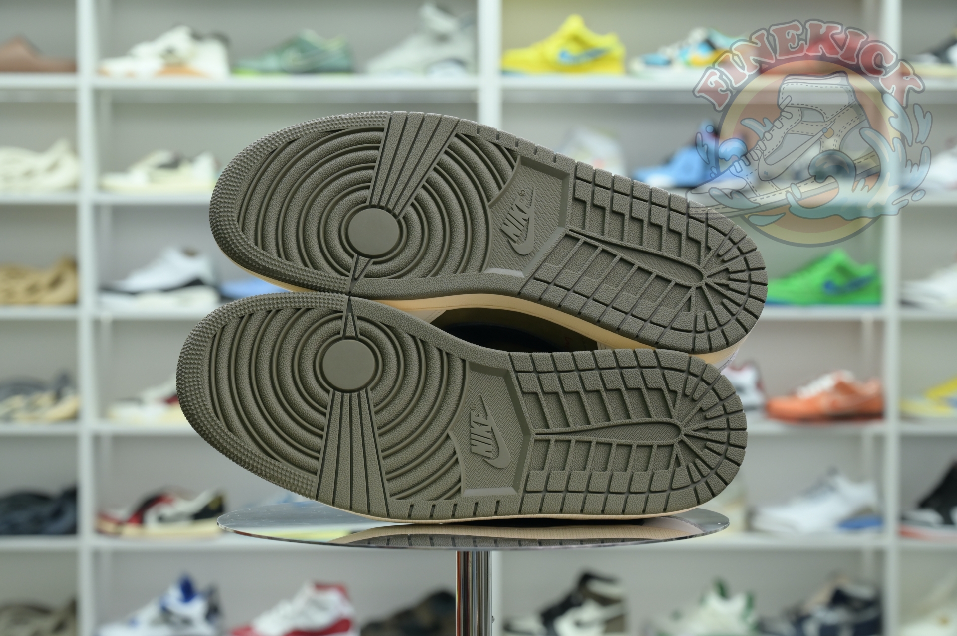 Low OG Medium Olive Sneakers