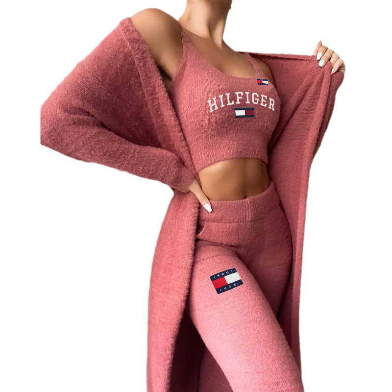 Seksualus pliušinis V formos iškirptės trijų dalių kostiumas