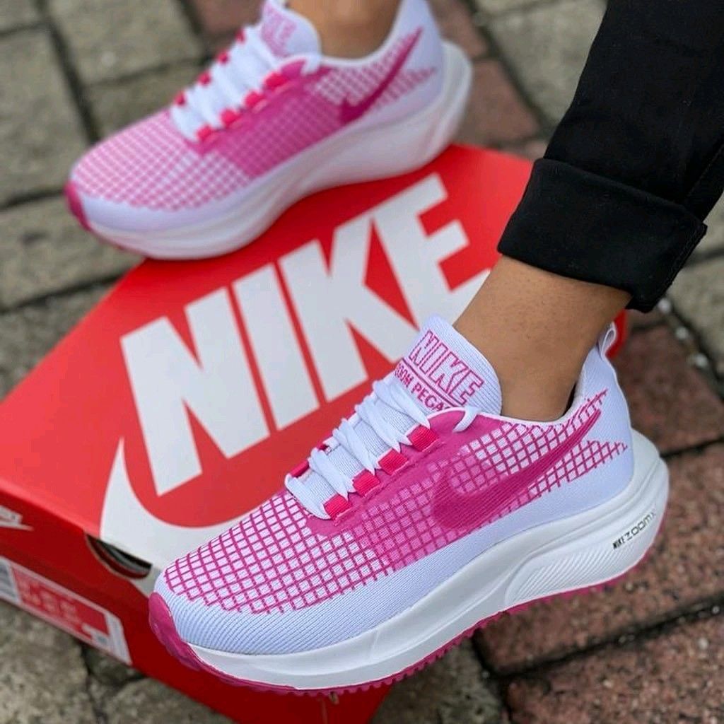Women's road running sneakers