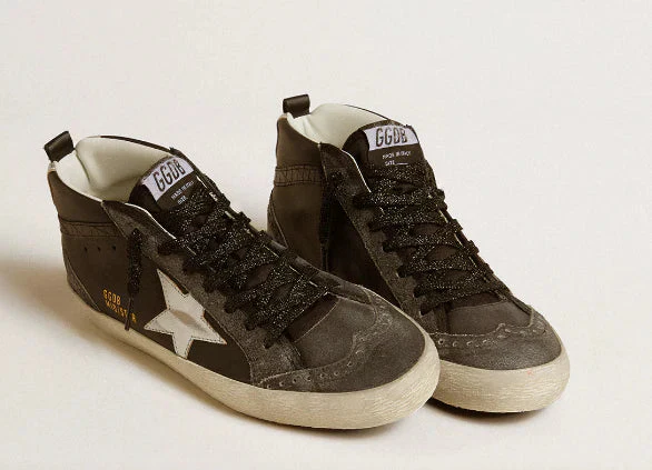 Mid Star Women in black leather with a silver laminated leather star