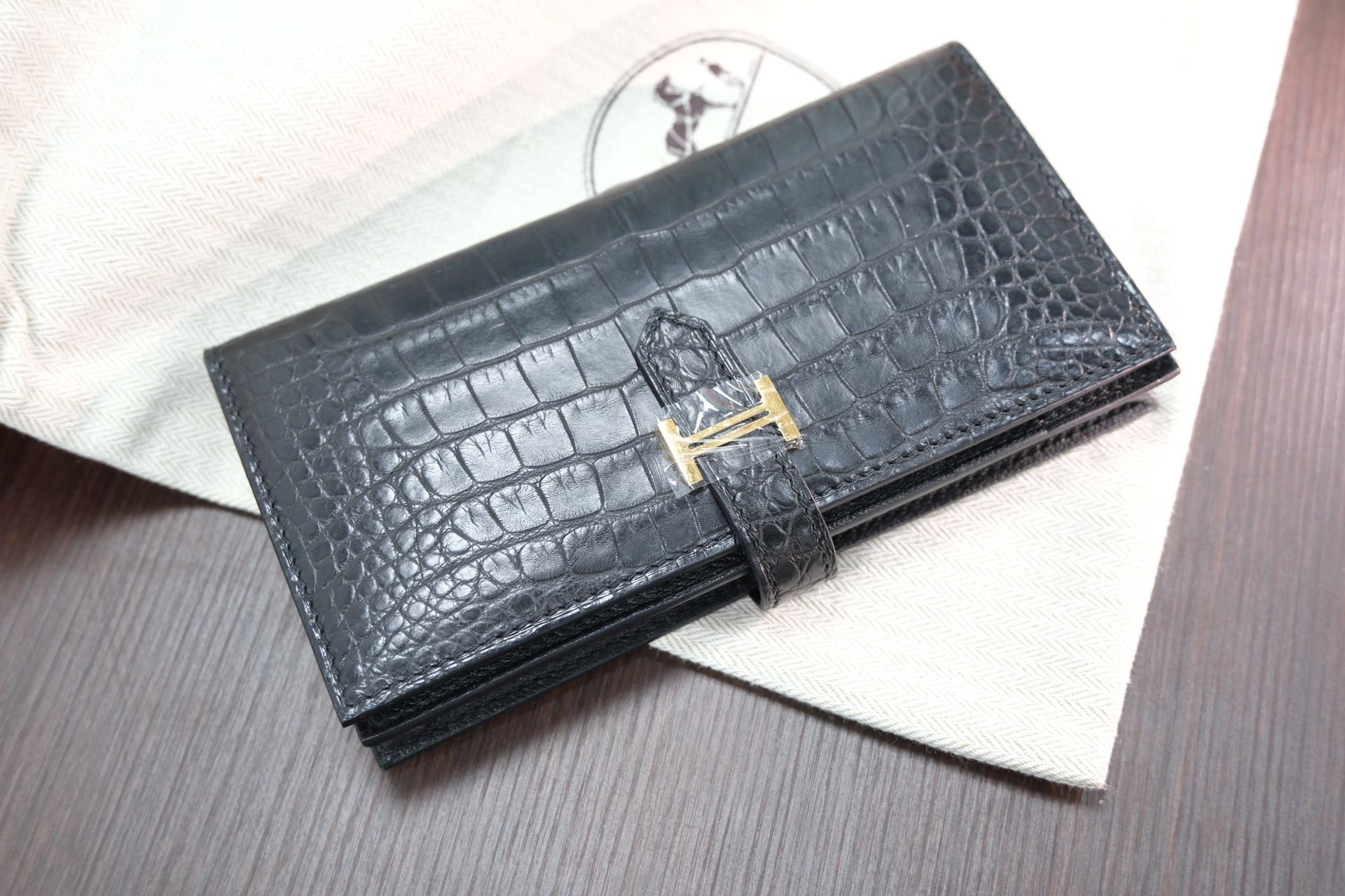 Black matte crocodile leather wallet gold clasp. Limited-time special offer, in stock. - Artisantouchss