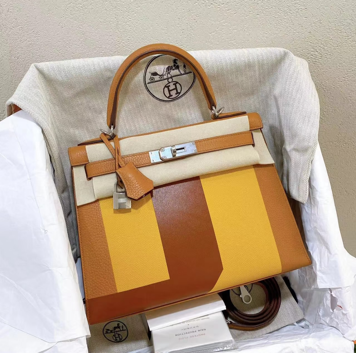 Kelly 28-32 Letter Bag 