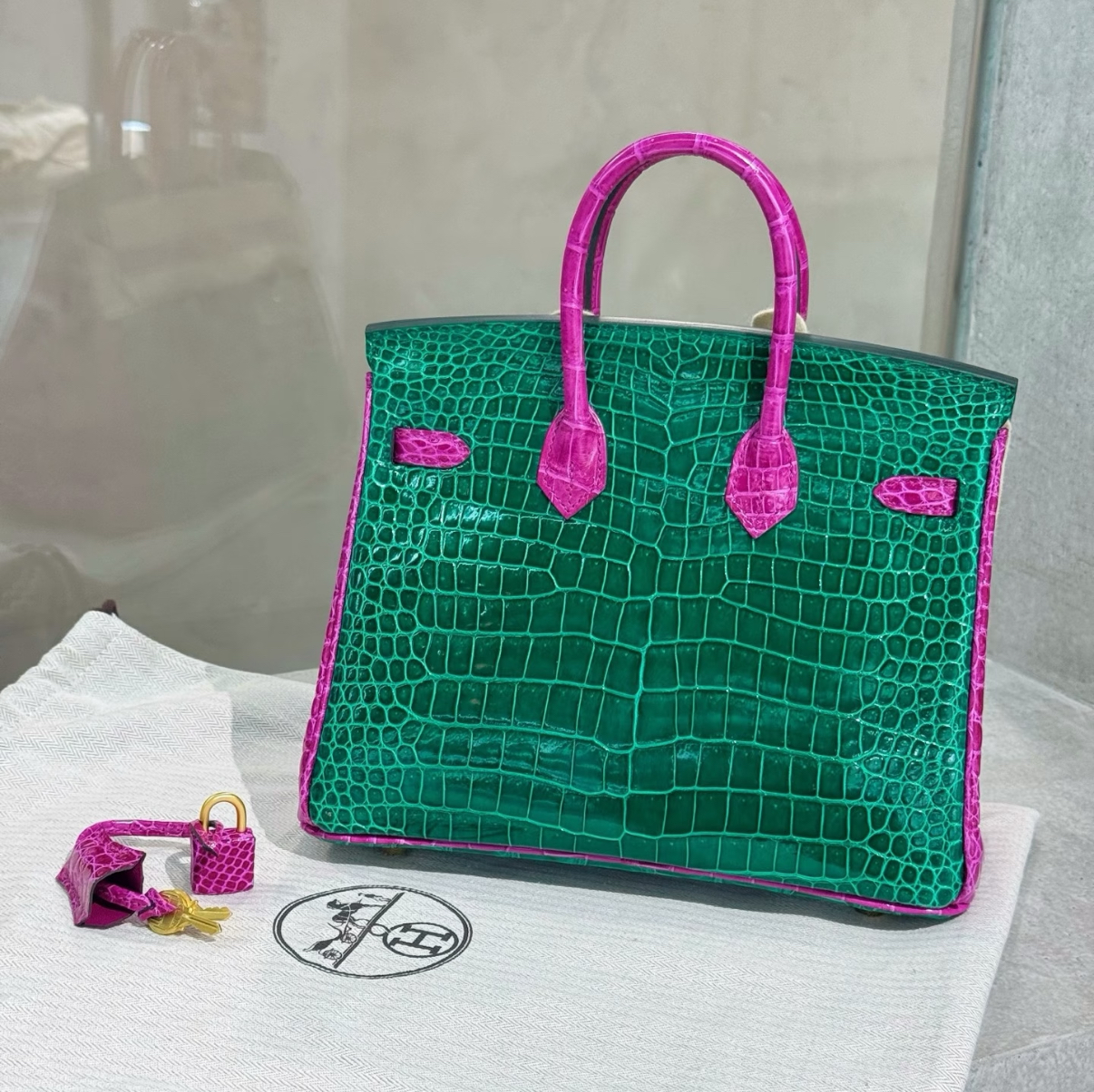 25inverted V shiny crocodile leather emerald green - Artisantouchss