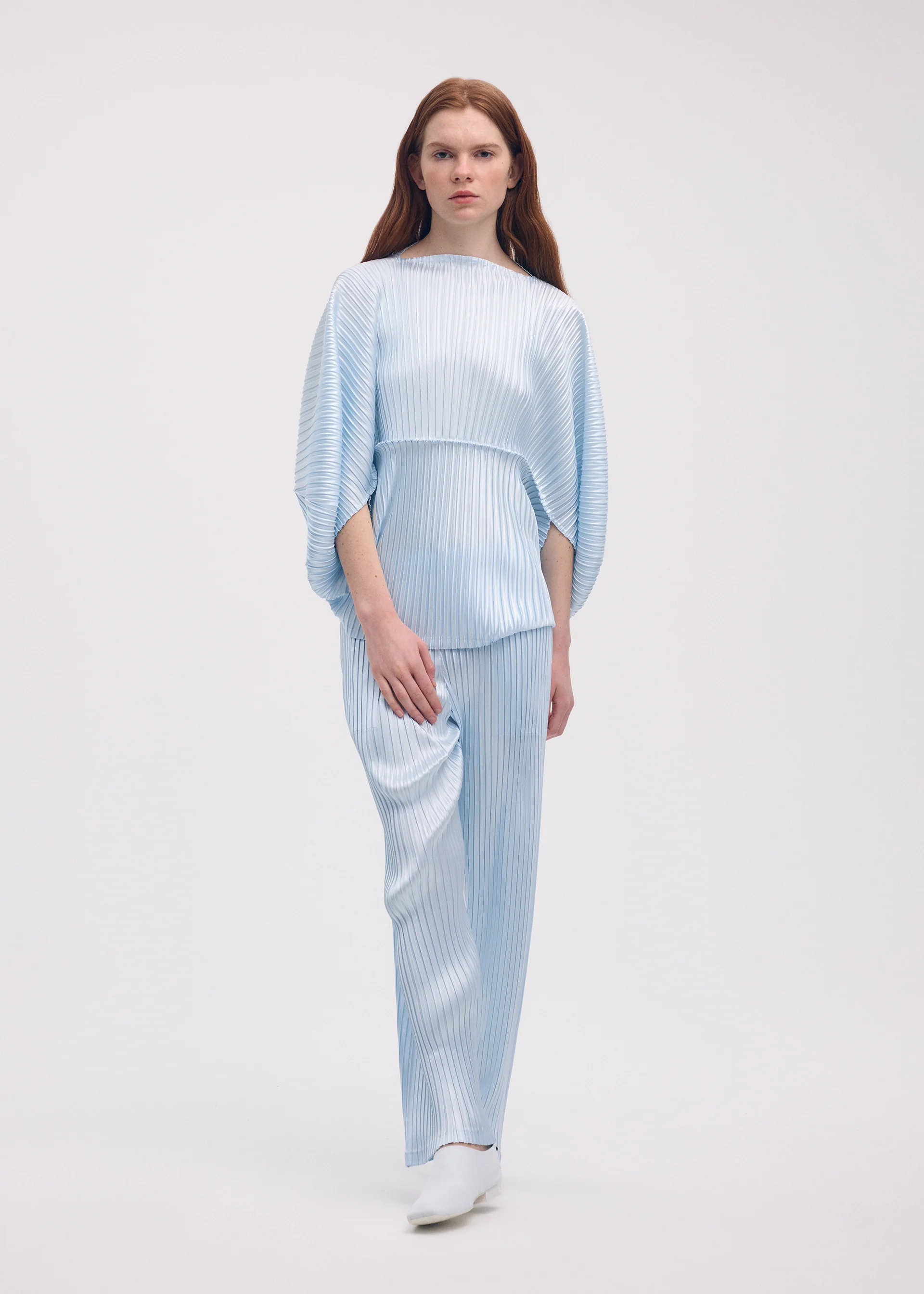 GLOSSED METAL PLEATS