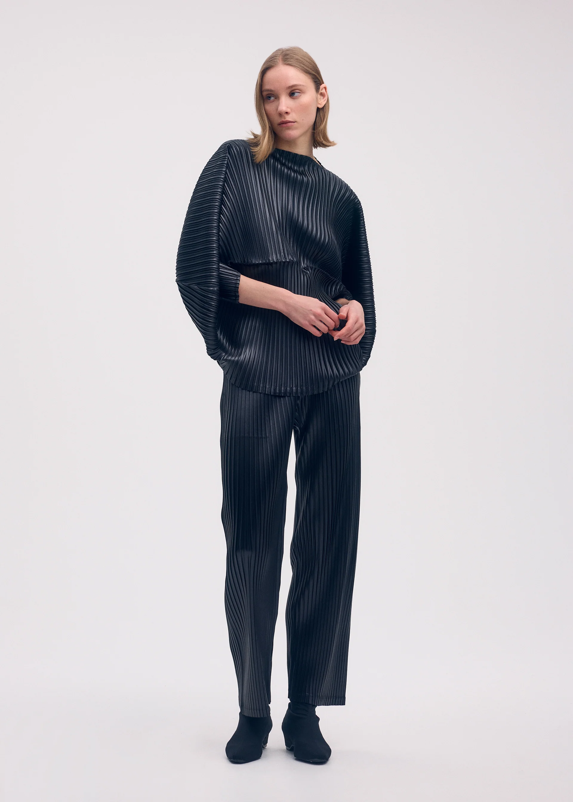 GLOSSED METAL PLEATS