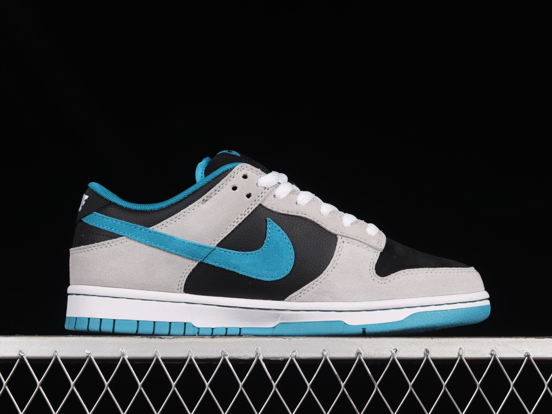 Dunk Low Pro SB ‘Chrome Ball Incident’ 304292-012