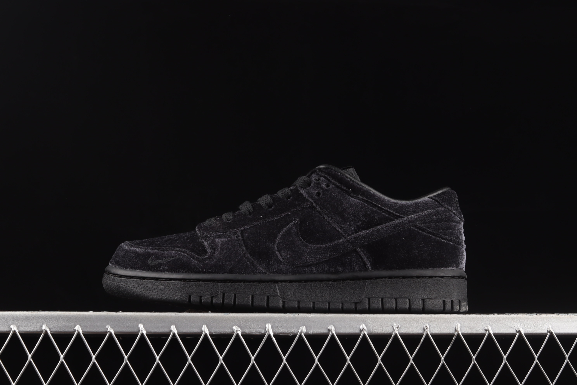 Dover Street Market x Dunk Low ‘Black Velvet’ DH2686-002