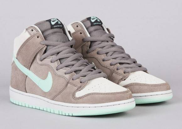 Dunk High Pro SB ‘Soft Grey’ 305050-030