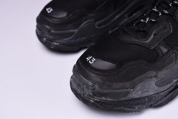 Balenciaga TRIPLES TRAINER SNEAKERS 2000002