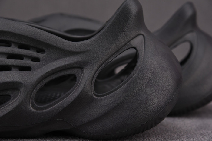 adidas Yeezy Foam Runner Onyx HP8739