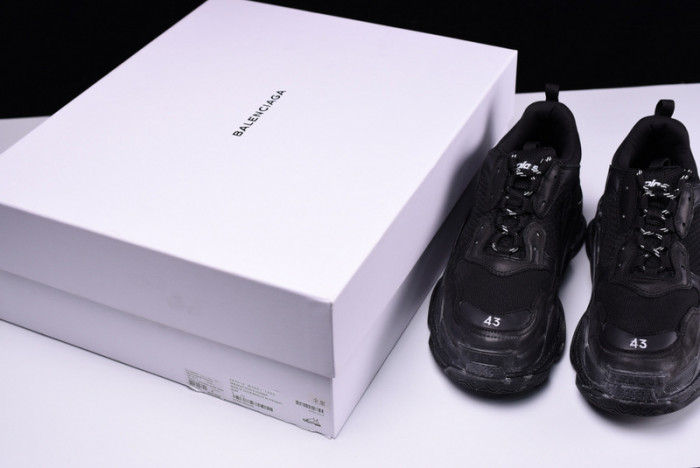 Balenciaga TRIPLES TRAINER SNEAKERS 2000002