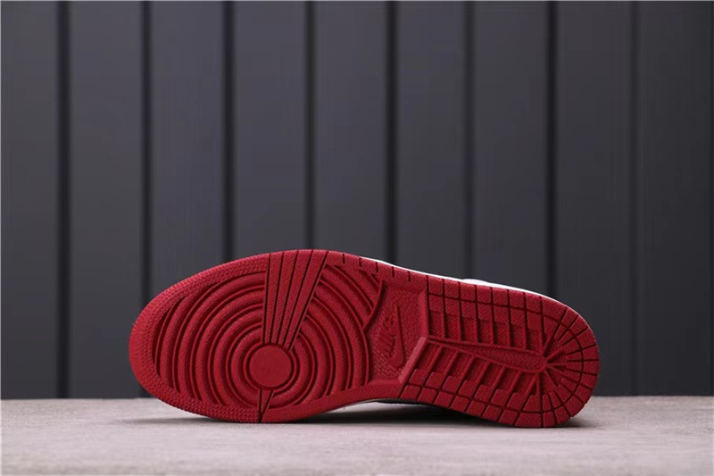 Jordan 1 Retro Metallic Red (2017) 555088-103