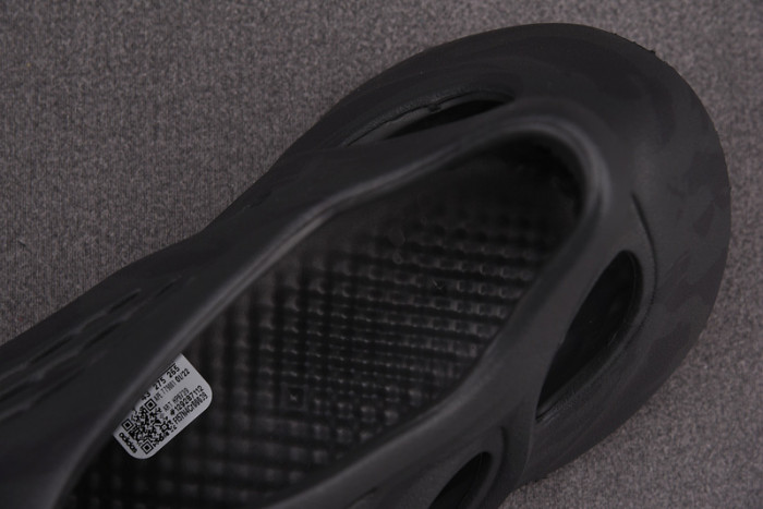 adidas Yeezy Foam Runner Onyx HP8739