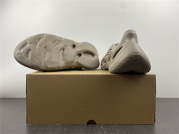 ADIDAS YEEZY Foam RNNR Stone Sage GX4472