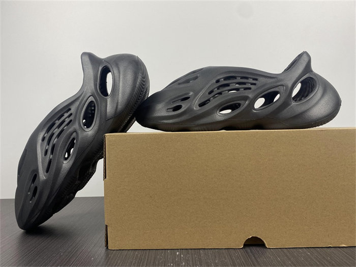 ADIDAS YEEZY Foam RNR Onyx HP8739