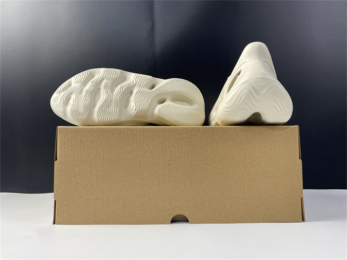 ADIDAS YEEZY Foam RNNR Ararat G55486