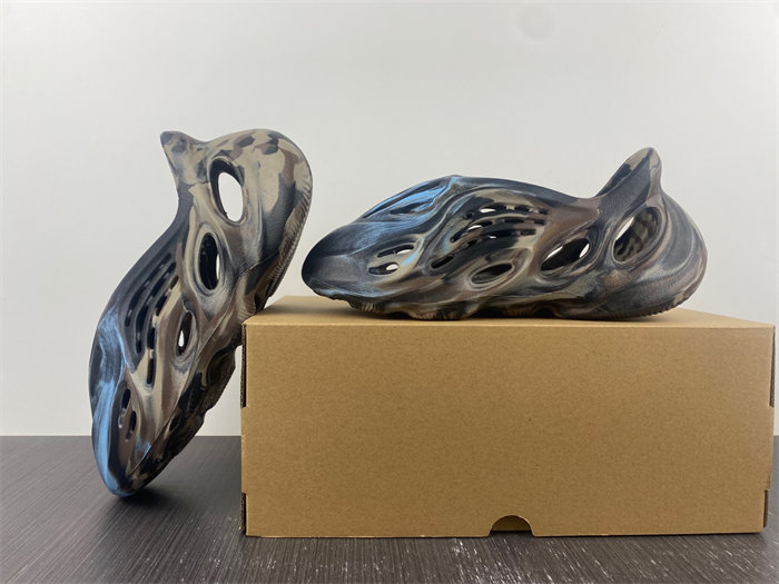 adidas Yeezy Foam RNR MX Cinder ID4126