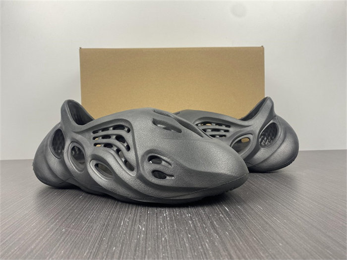 ADIDAS YEEZY Foam RNR Onyx HP8739