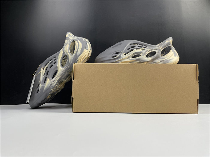 ADIDAS YEEZY Foam RNNR MXT Moon Gray  GV7904