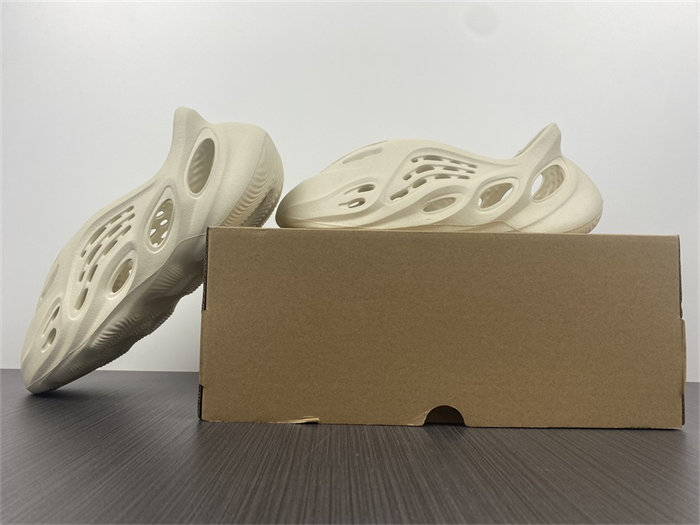 ADIDAS YEEZY Foam RNNR Sand FY4567