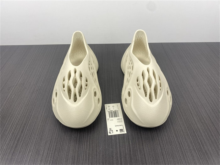 ADIDAS YEEZY Foam RNNR Sand FY4567