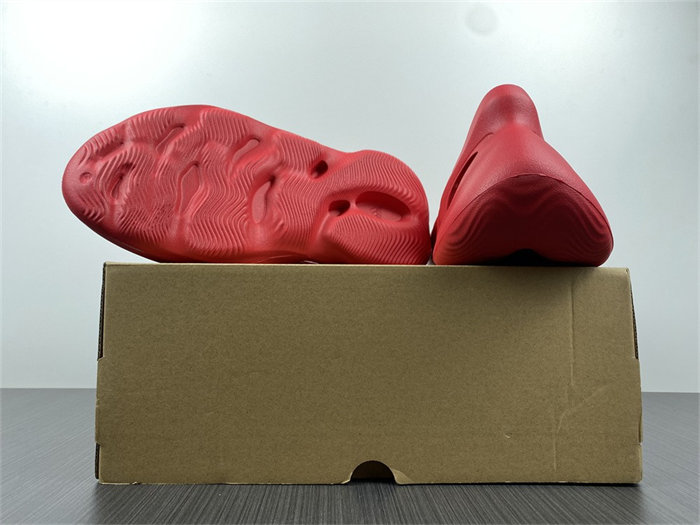 ADIDAS YEEZY Foam RNNR Vermillion CW3355