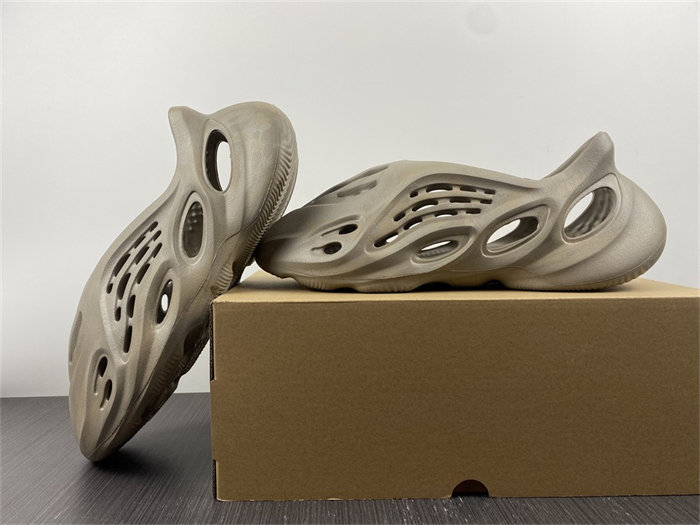 ADIDAS YEEZY Foam RNNR Stone Sage GX4472